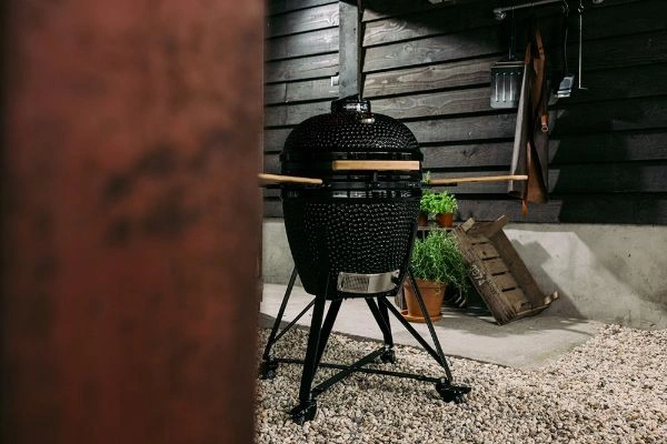 Gratar Kamado Large Inferno in gradina pe pietris.