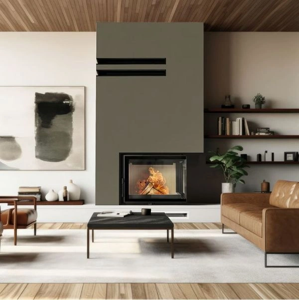 Semineu cu focar Flotek sticla dreapta in living, pe perete, cu foc in interior.